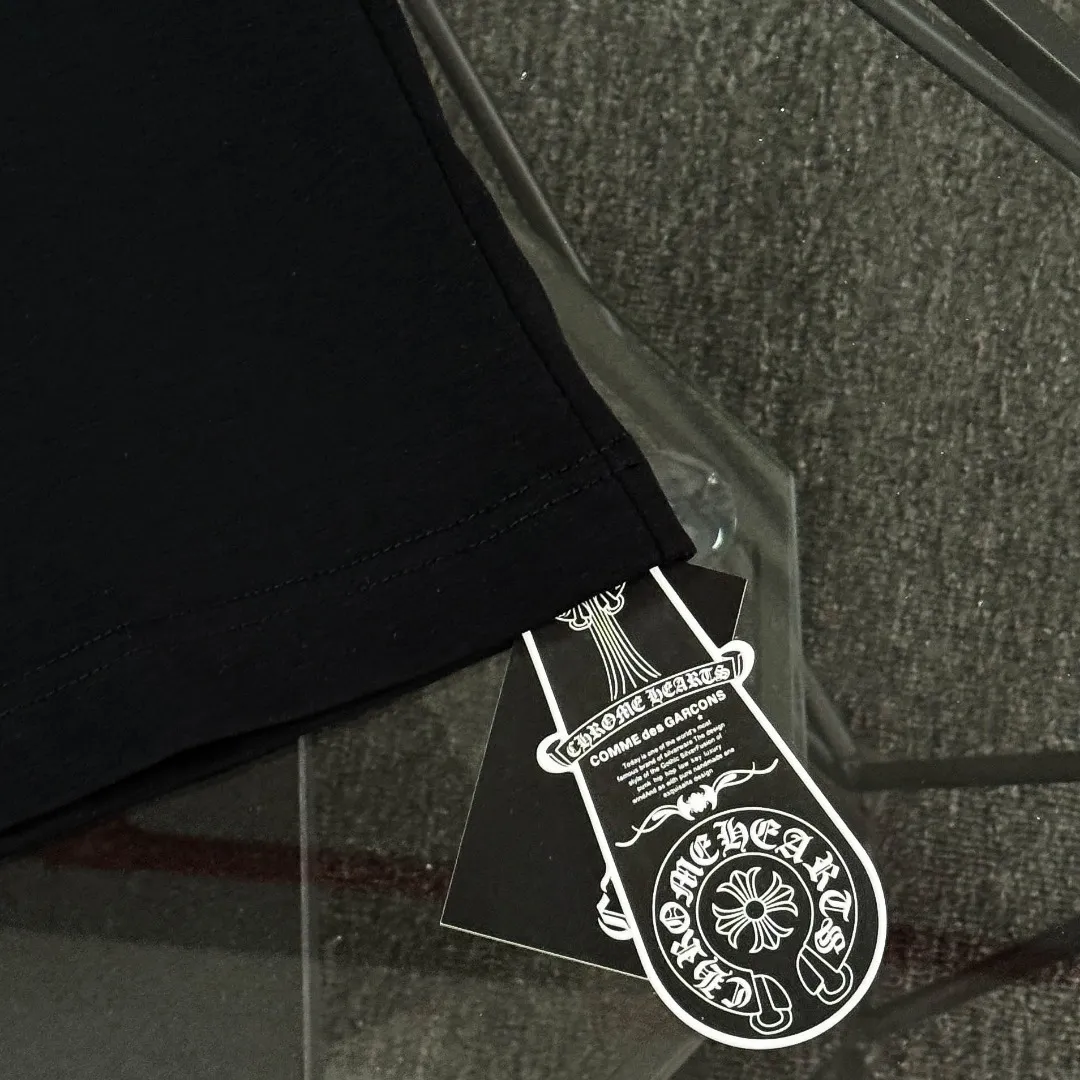 P170 Chrome Hearts Chrome Hearts 25 high version. The fabric is made of 300 grams of high-density pure cotton. It does not deform or shrink. It has three complete labels. It is the same style for men and women. Technology: thick silicone printing. Color: three colors. SIZE: S-XL.